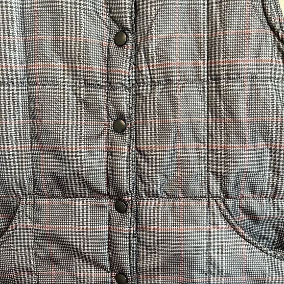 Izod Plaid Design Quilted Puffer Vest - Picture 3 of 6